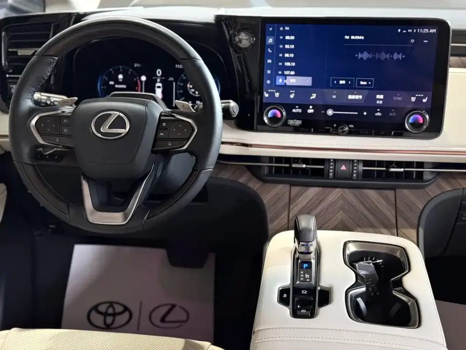 Lexus LM
