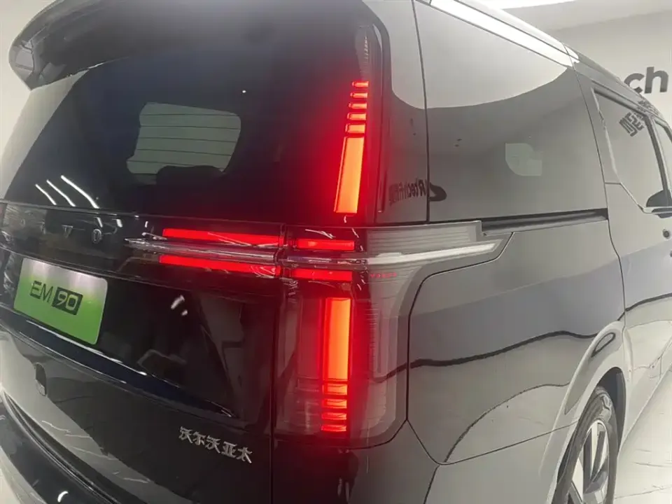 Volvo EM90