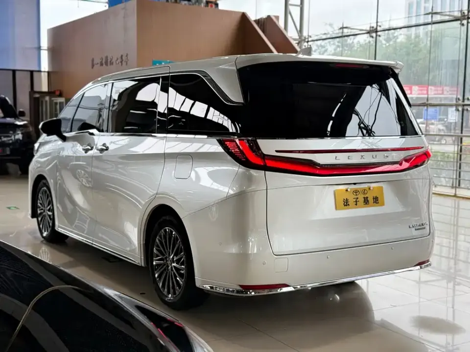 Lexus LM