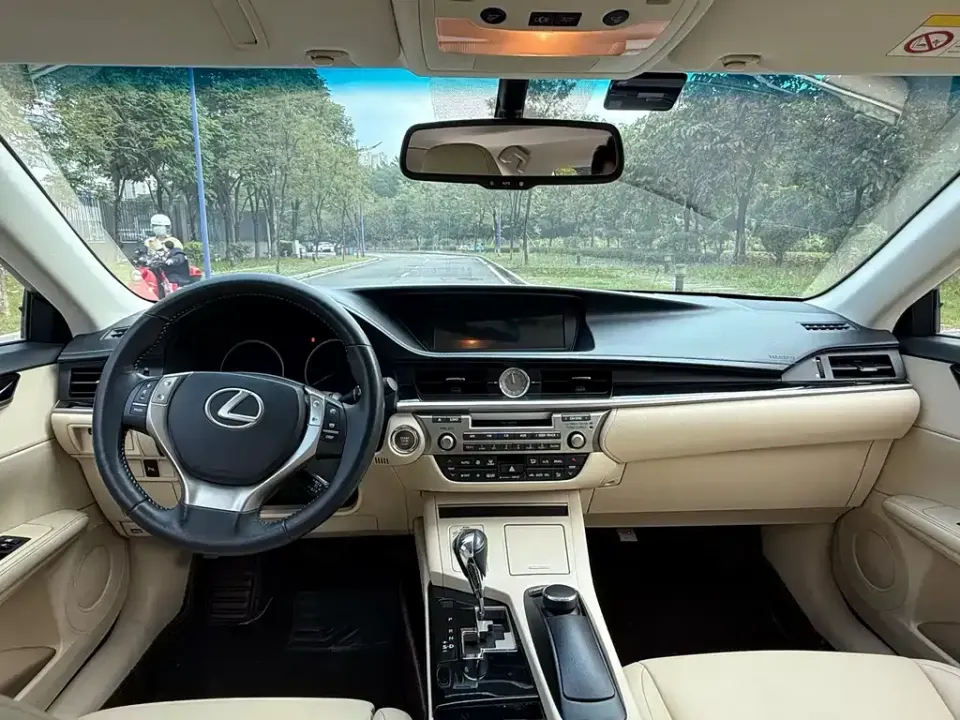 Lexus ES