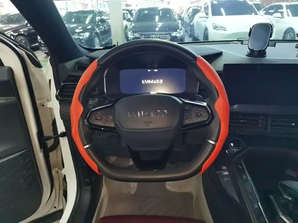 Lynk & Co 06