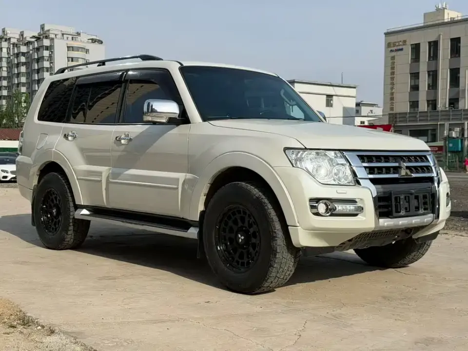 Mitsubishi Pajero (Import)