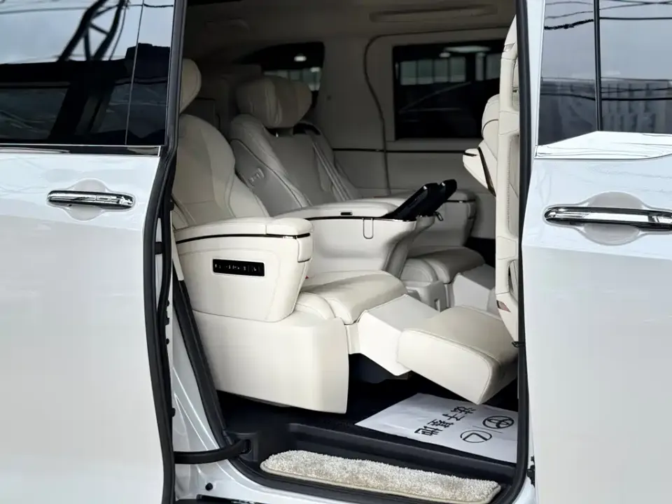 Lexus LM