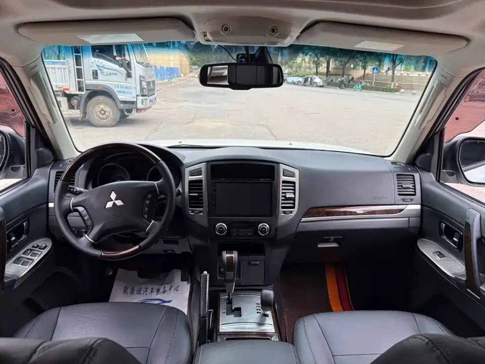 Mitsubishi Pajero (Import)