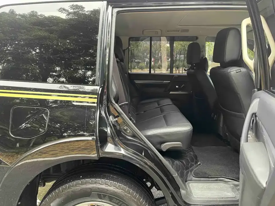 Mitsubishi Pajero (Import)