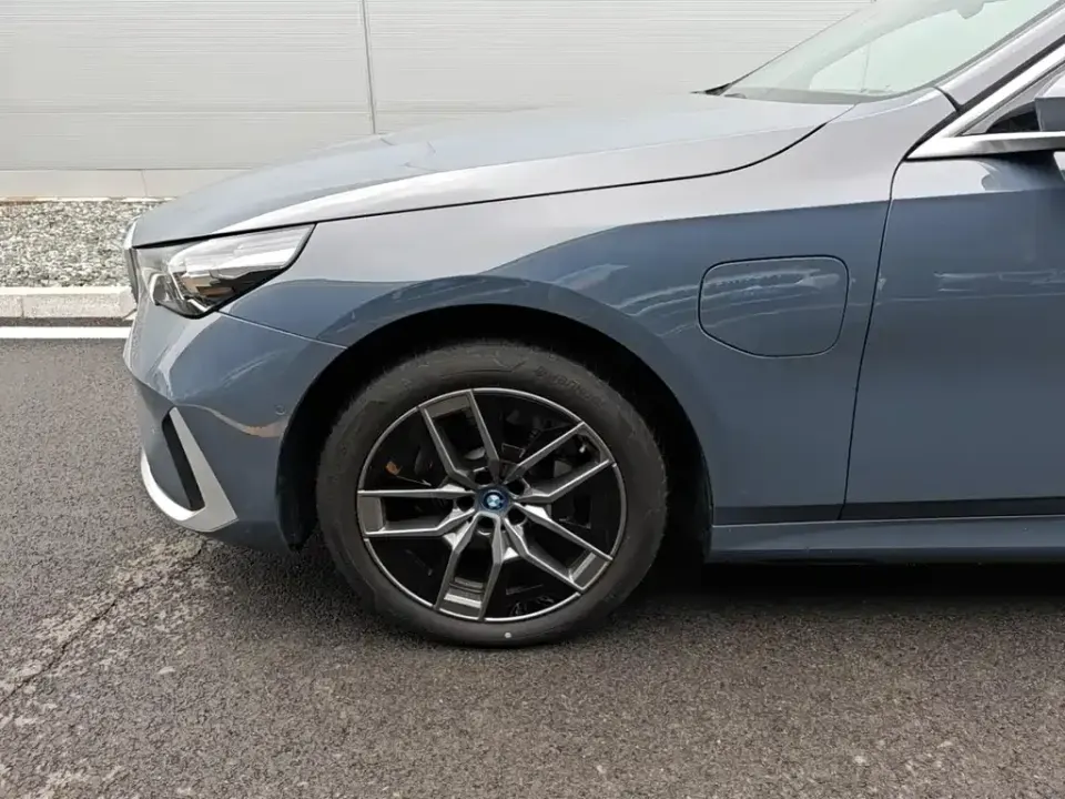 BMW i5