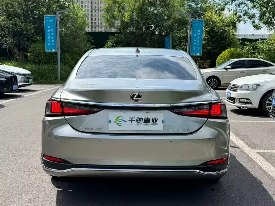 Lexus ES