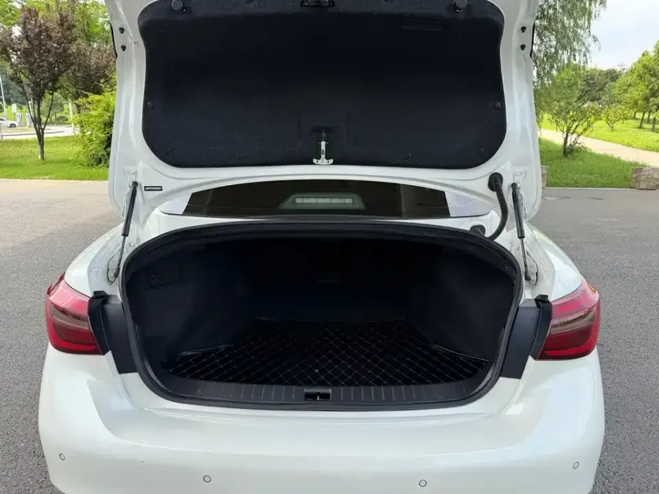 Infiniti Q50L