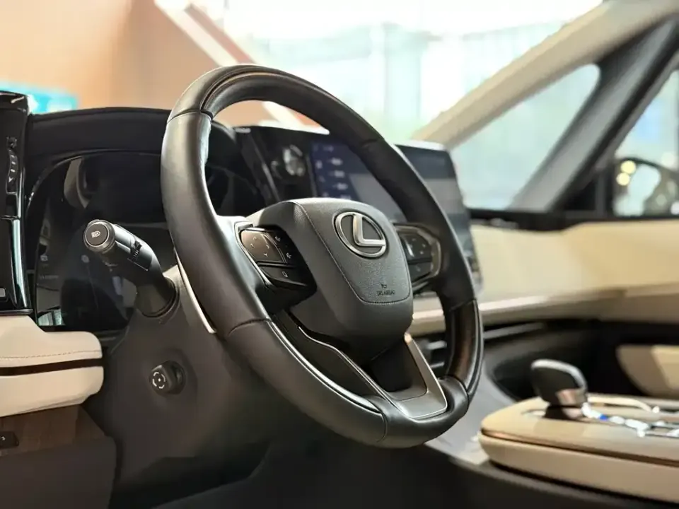 Lexus LM