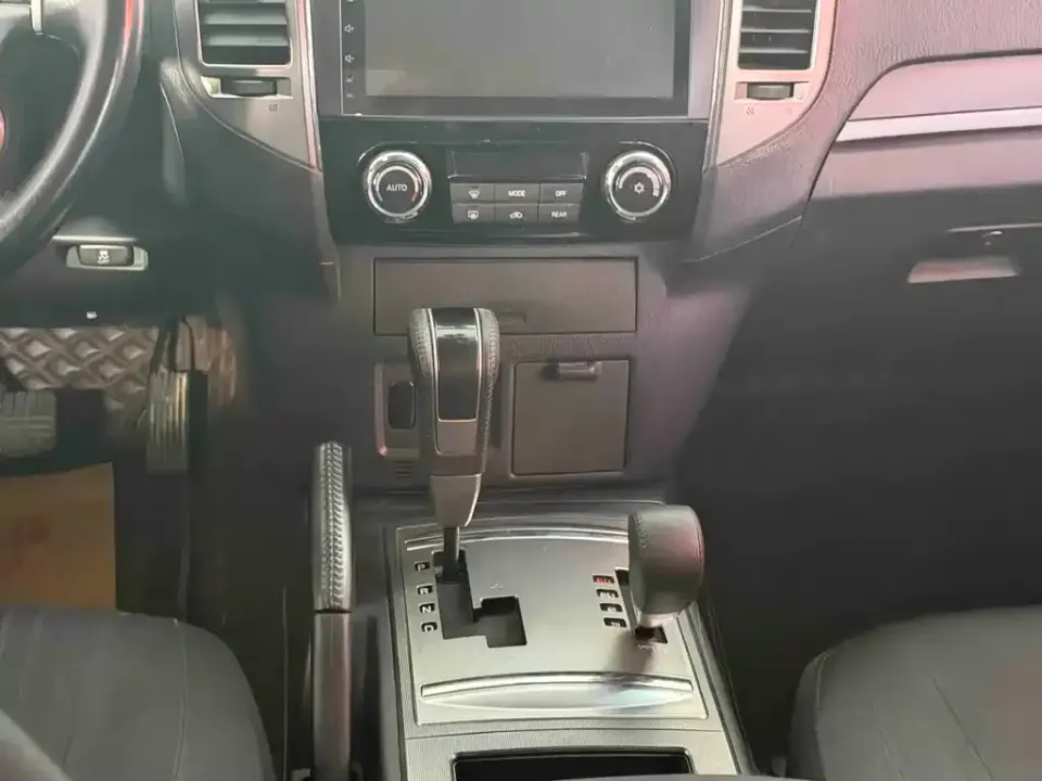 Mitsubishi Pajero (Import)