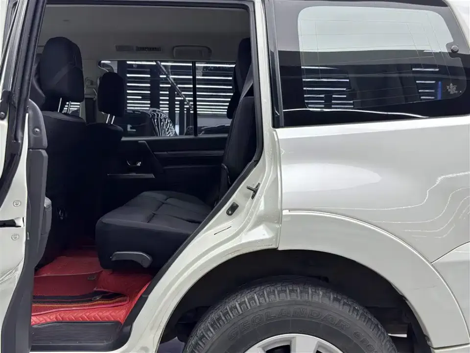 Mitsubishi Pajero (Import)
