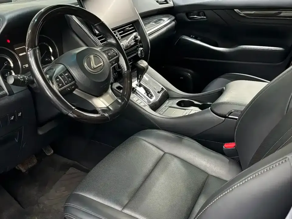 Lexus LM