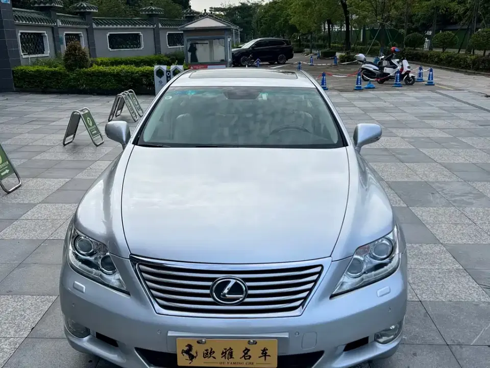 Lexus LS