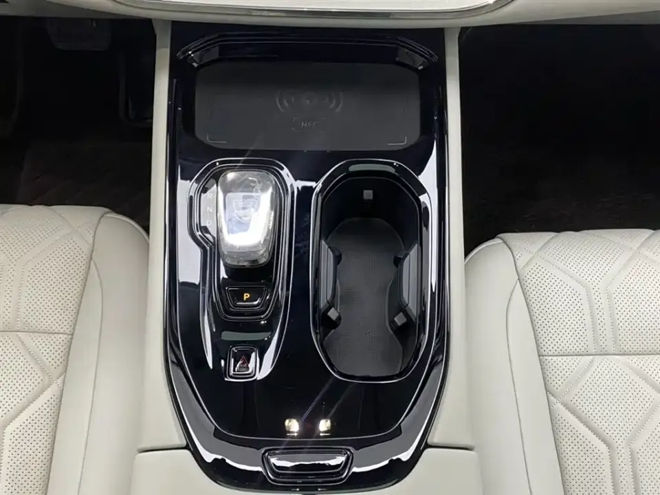 Volvo EM90