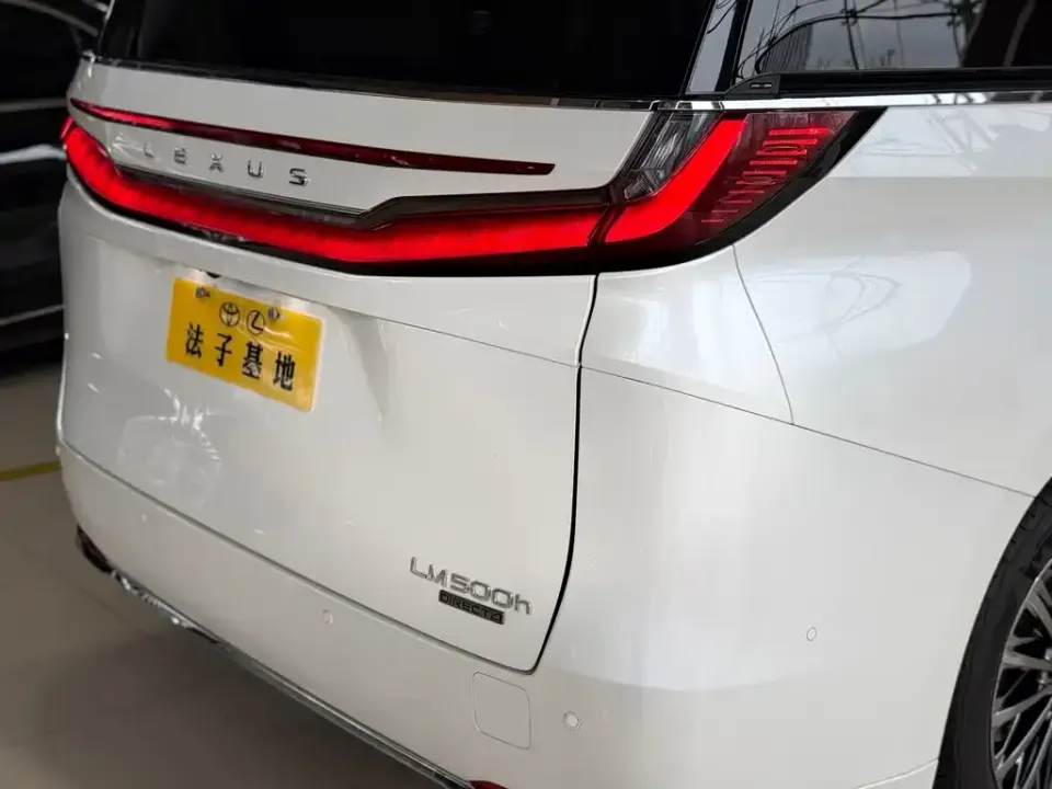 Lexus LM