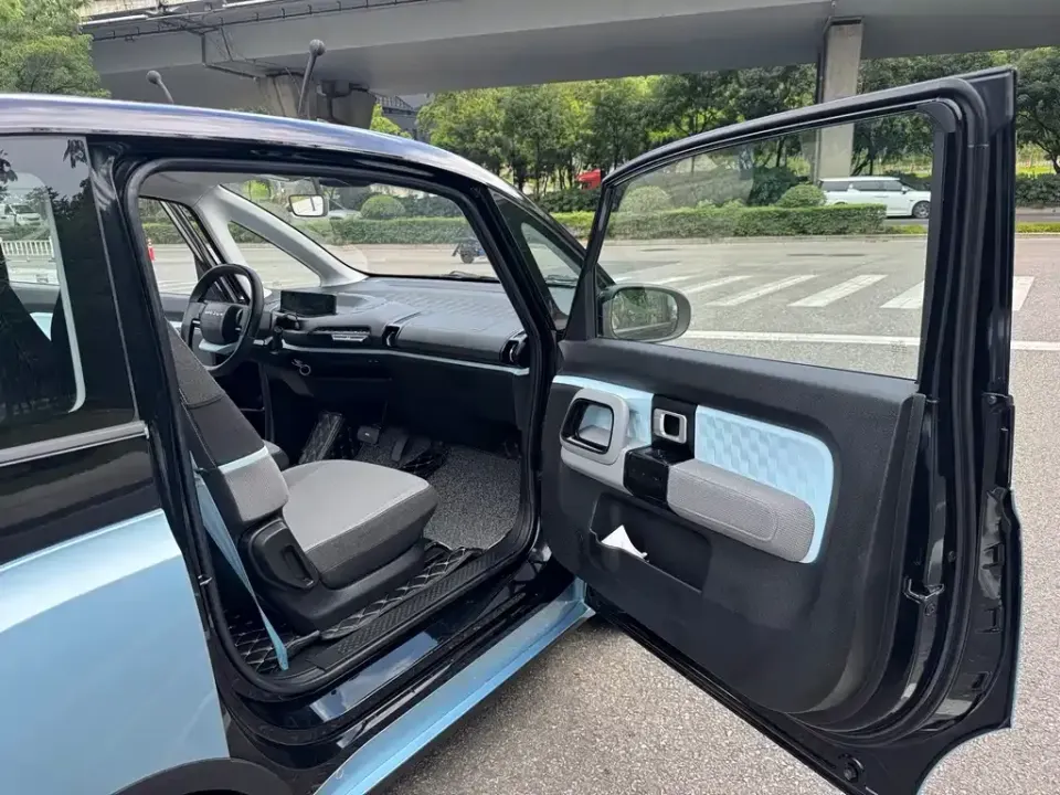 Baojun E300