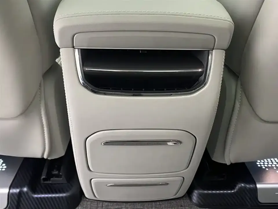 Volvo EM90