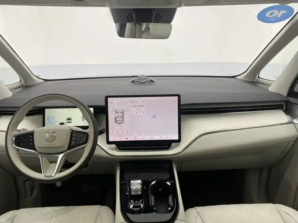 Volvo EM90