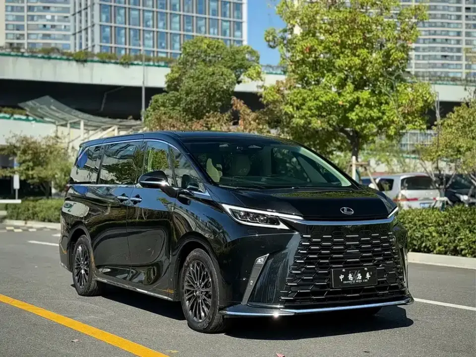 Lexus LM