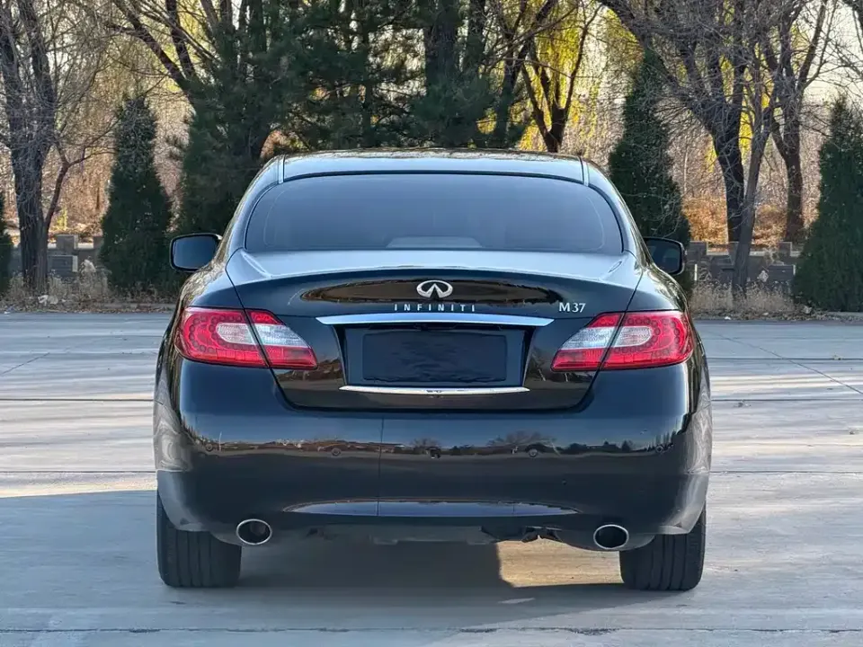 Infiniti M