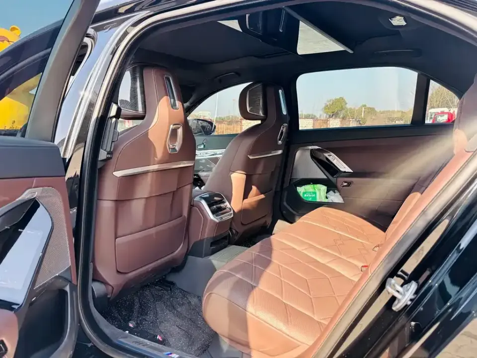 BMW i7
