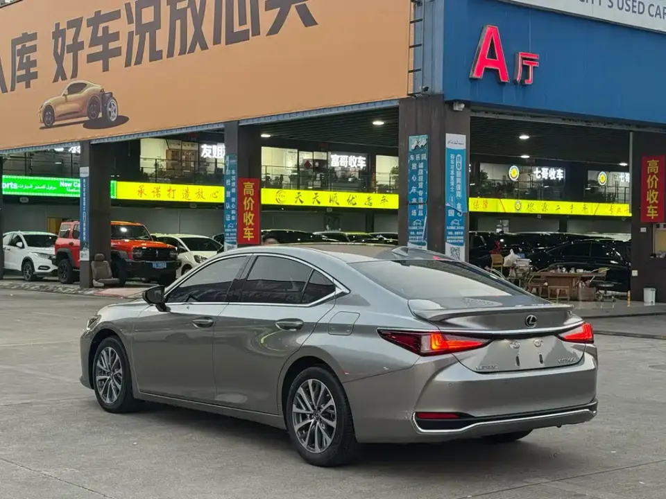 Lexus ES