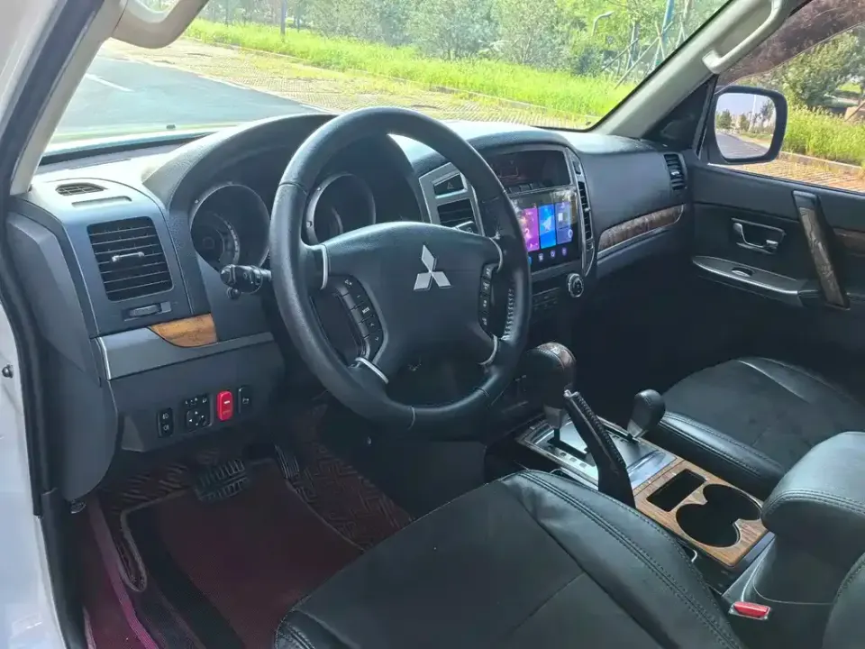 Mitsubishi Pajero (Import)