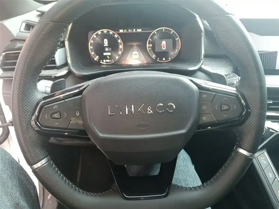Lynk & Co 06