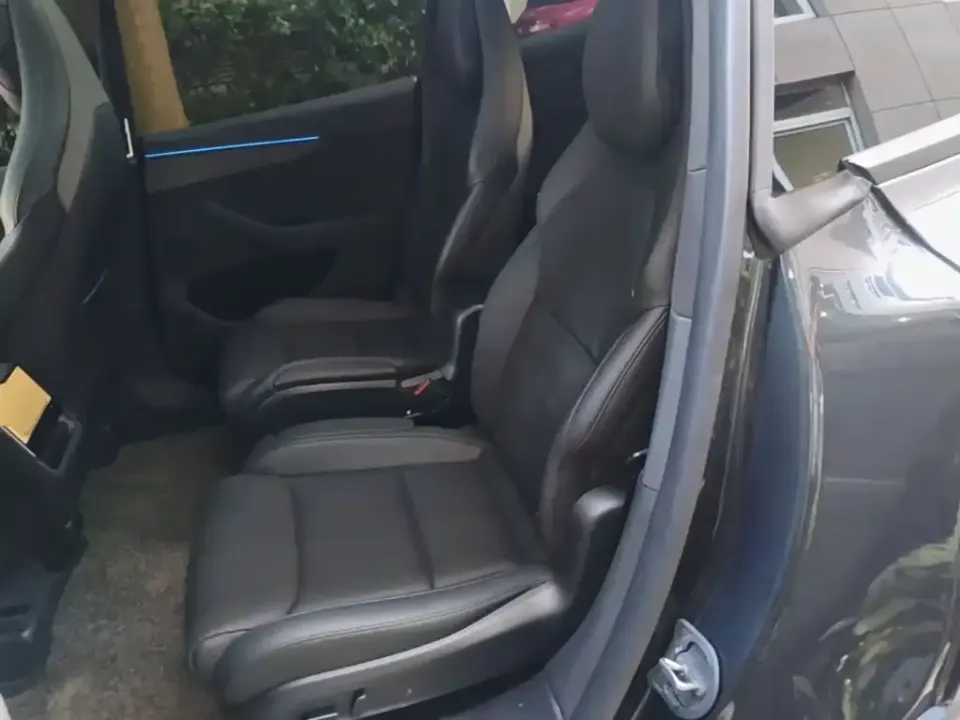 Tesla Model Y L